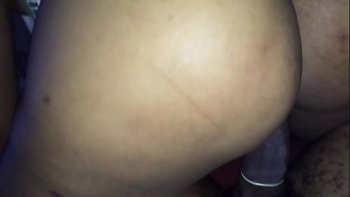 Эта игривая бабенка с голенькой попкой садиться на стояк чтобы сделать всадника