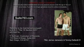 Бритый налысо гомосексуалист с рыжими волосами кончает на горячую рыжую