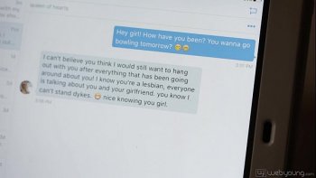 Партнерша карлика стоит на коленях