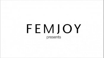 Молоденькая блондинка разделась под пальмами эротика на природе