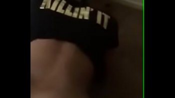 Хахаль укладывает девушку на спину