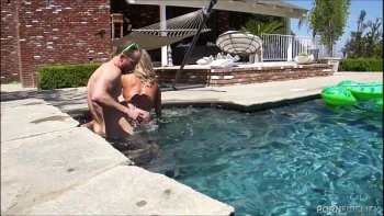 Отдыхает сиськастой бабой возле бассейна