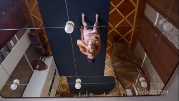 Тощая девка лижет яйца