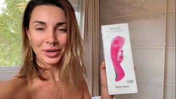 Как девушки лскают свои волосатые киски видео