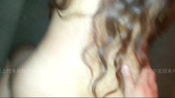 Сама мило болтает с ним на балконе и рассказывает о своей сексуальной неудовлетворенности