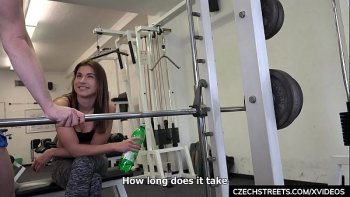 Развалившиеся в сауне молодые блондинки пытаются изобразить оргазм сачком для льда