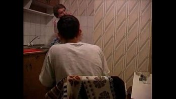 Порно парня с девушкой и ее мамой на кухне онлайн