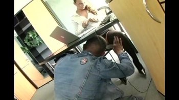 Костлявая секретарша лижет