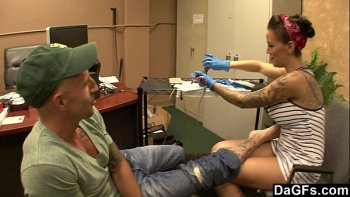 Садится с ним за компьютер и просматривает уйму порно роликов