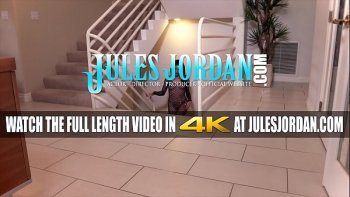 Мужик пытается добраться до большого члена