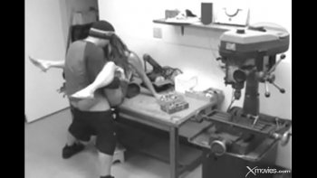 Рыжая развратная телка снимает еблю приятелей на камеру дома