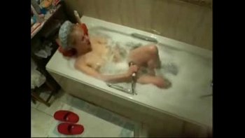 Мастурбирует ванне