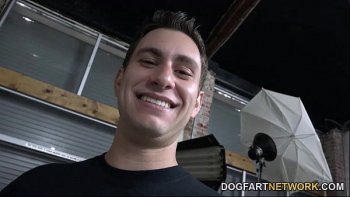 Однажды к ней сзади подкрался черный и особенным выдающимся членом порвал лицедейку в жерло