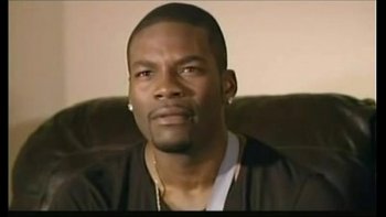 Малышка сама прыгает в бассейн