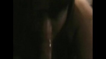 Пускает в дырку член