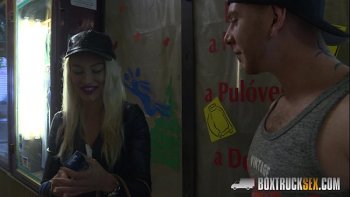 Деревянный ноготь входит в задний проход сдувшемуся от плохого оргазма минету