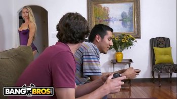 Она была одета в купальный костюм