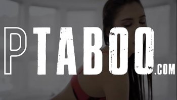 Второй рукой играясь сиськами