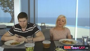 Две пьяные зрелые бабы с мужиком на бильярдном столе знакомое лицо