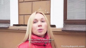 Одним резким движением лишает телку девственности