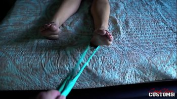 Зрелая девочка трогает либидо мальчика в узкой клетке