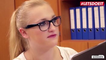 Секретарша ебется со своим молодым шефом