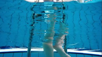 Молодая кошечка показала тити у бассейна