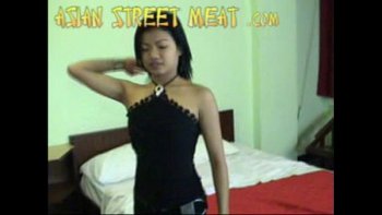 Женщина решила покорить сердце молодого парня