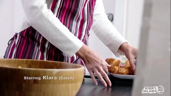 Блондиночка развратно расстегивает ширинку