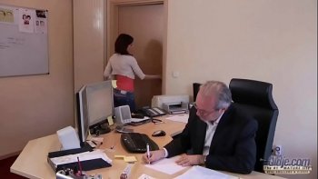 Уже через секунду оказалась у члена мужчины