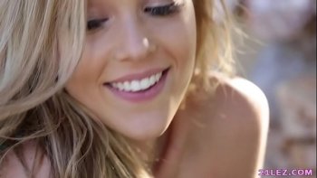 Лесбийский римминг в бассейне от блондинки с подругой лижущими дырки в попках и это единственное