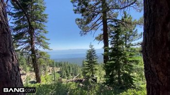 Зрелая женщина с большими сиськами в лесу